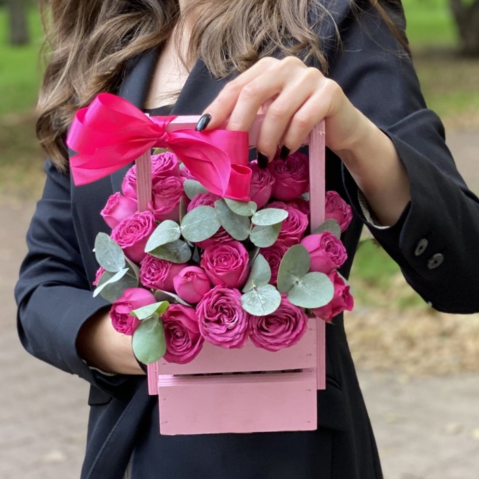 Кустовая пионовидная роза Классик сенсейшн в деревянном ящике