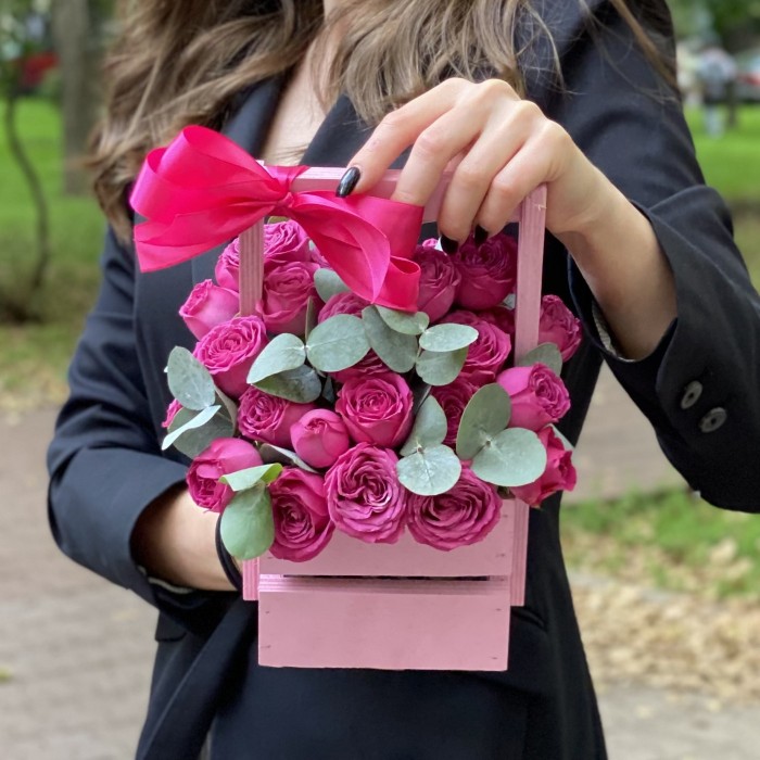 Кустовая пионовидная роза Классик сенсейшн в деревянном ящике