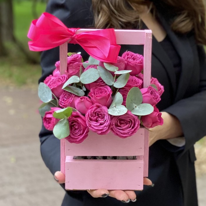 Кустовая пионовидная роза Классик сенсейшн в деревянном ящике