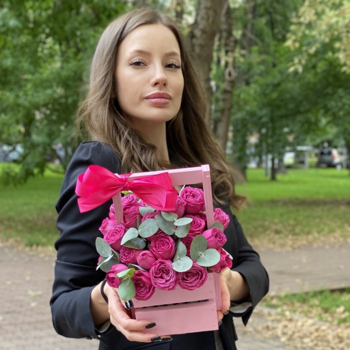 Кустовая пионовидная роза Классик сенсейшн в деревянном ящике