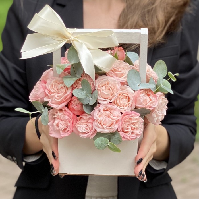 Кустовая пионовидная роза Мадам Бомбастик в деревянном ящике