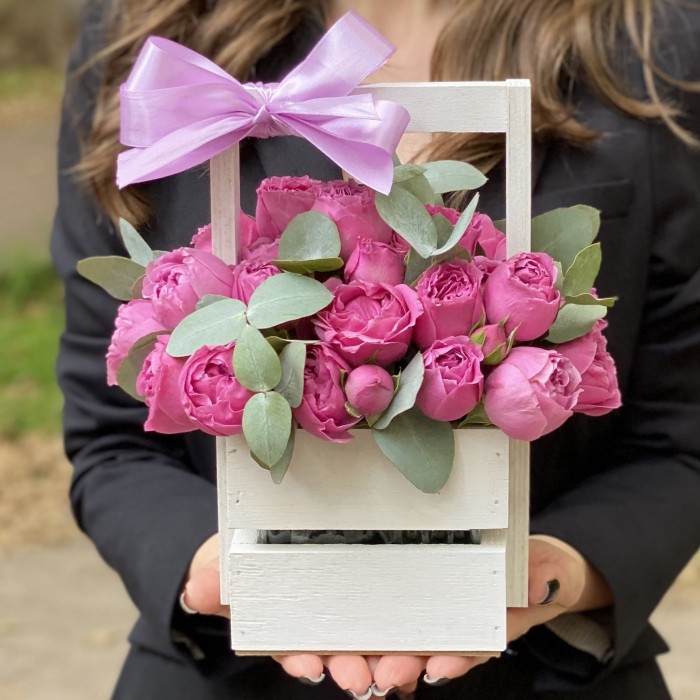 Кустовая пионовидная роза Мисти Баблс в деревянном ящике