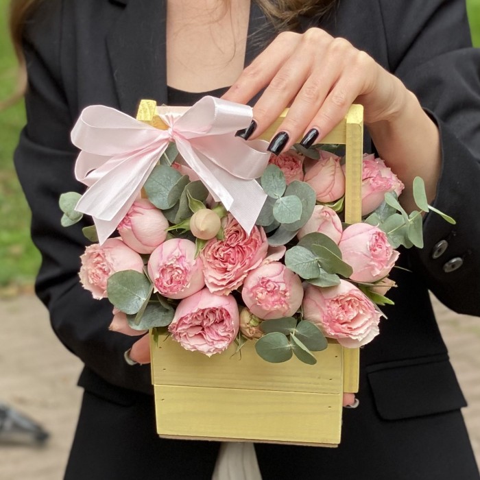 Кустовая пионовидная роза Пинк Блоссом в деревянном ящике