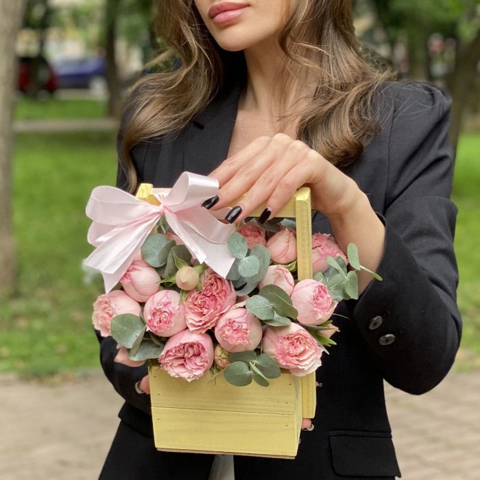 Кустовая пионовидная роза Пинк Блоссом в деревянном ящике