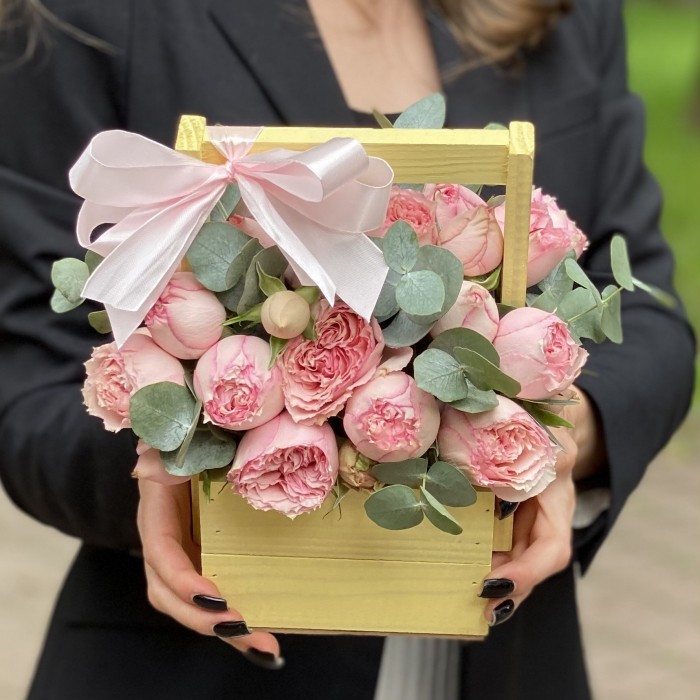 Кустовая пионовидная роза Пинк Блоссом в деревянном ящике