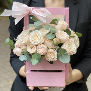 Кустовая пионовидная роза Бомбастик в деревянном ящике