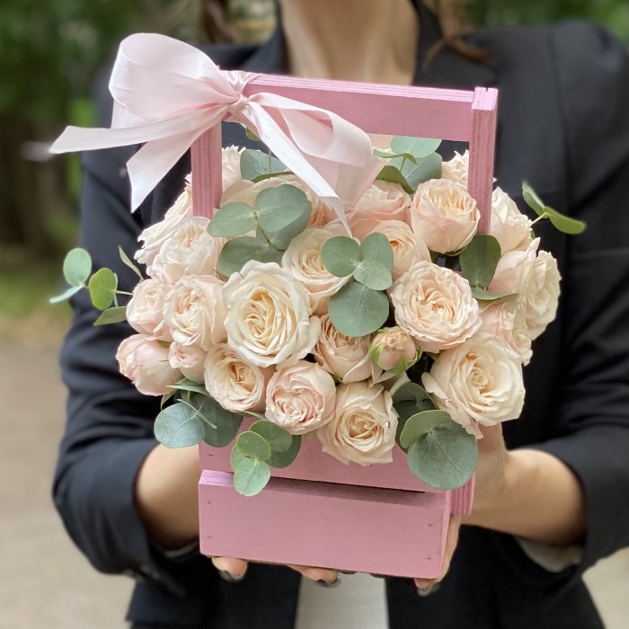 Кустовая пионовидная роза Бомбастик в деревянном ящике