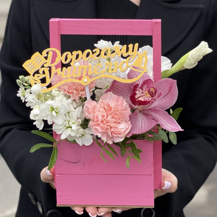 Композиция с цимбидиумом и маттиолой в деревянном ящике