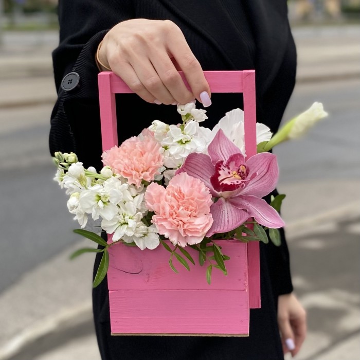 Композиция с цимбидиумом и маттиолой в деревянном ящике