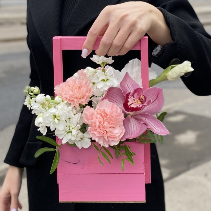 Композиция с цимбидиумом и маттиолой в деревянном ящике