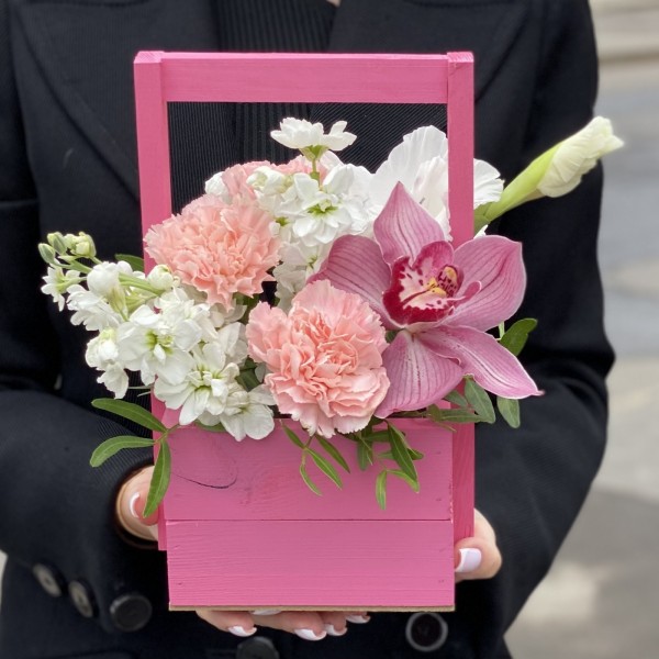 Композиция с цимбидиумом и маттиолой в деревянном ящике