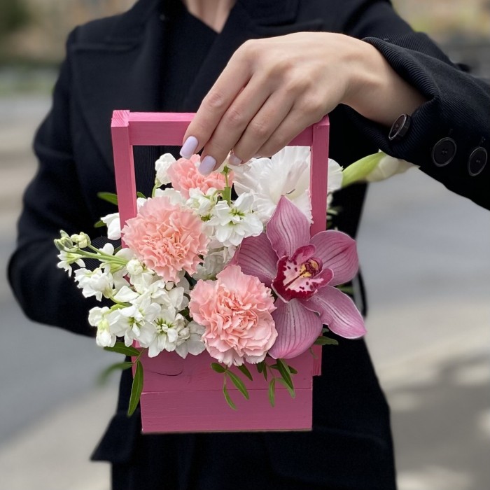 Композиция с цимбидиумом и маттиолой в деревянном ящике