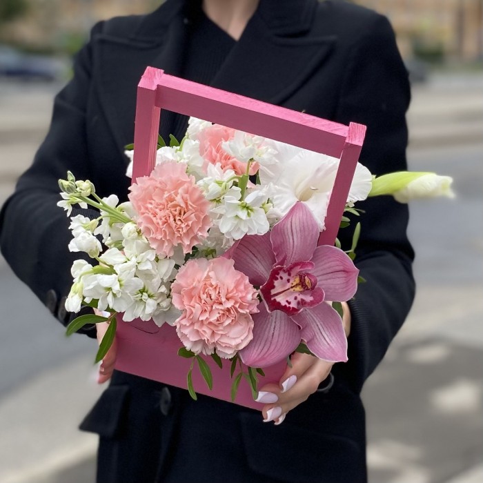 Композиция с цимбидиумом и маттиолой в деревянном ящике