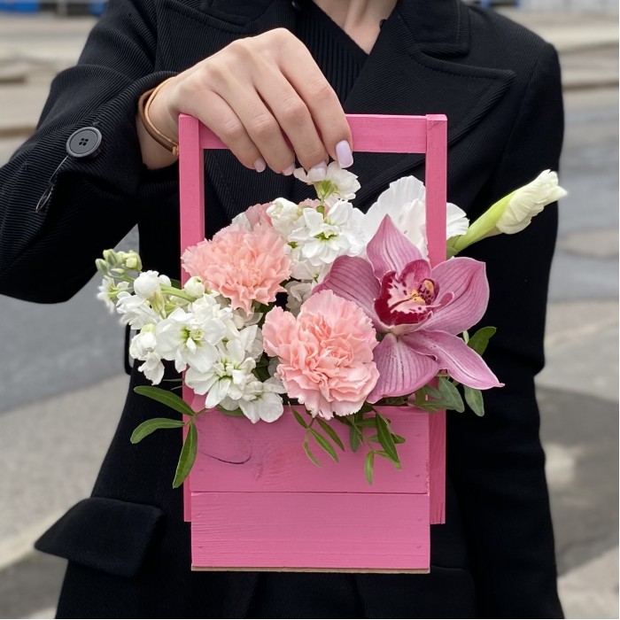 Композиция с цимбидиумом и маттиолой в деревянном ящике