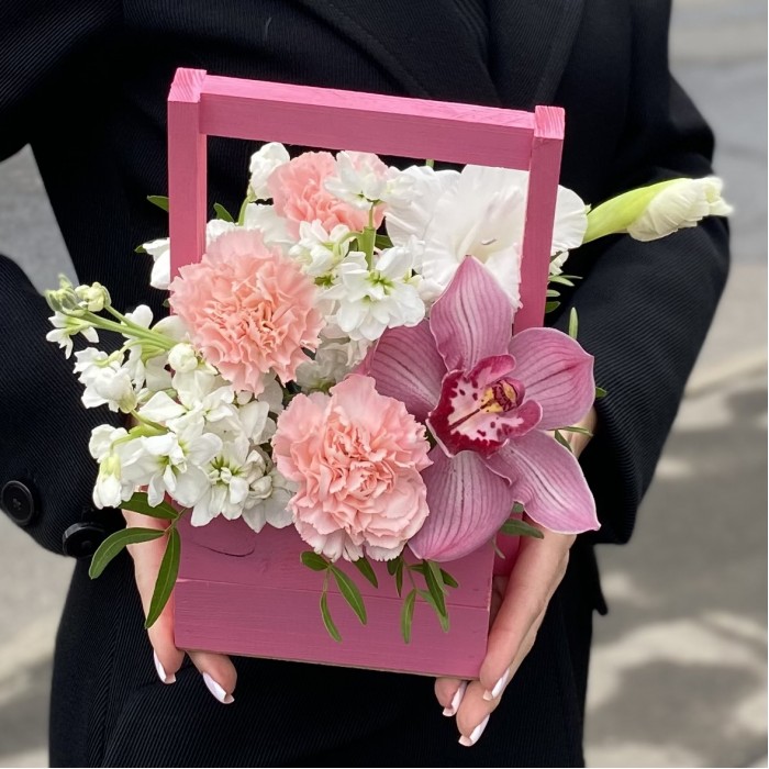 Композиция с цимбидиумом и маттиолой в деревянном ящике