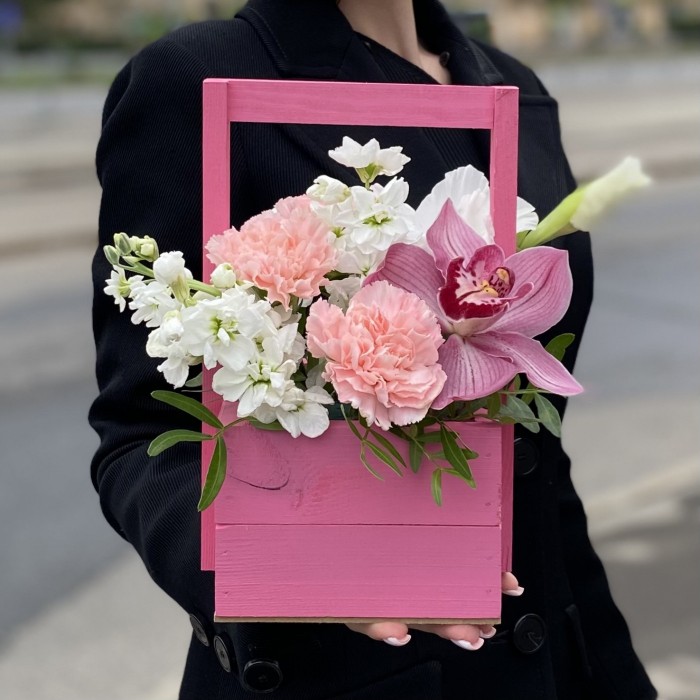 Композиция с цимбидиумом и маттиолой в деревянном ящике