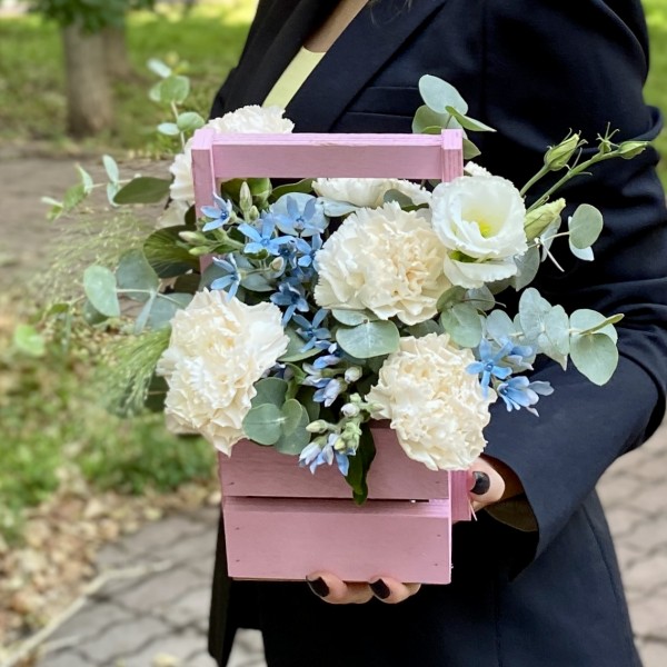 Композиция с диантусами и эустомой в деревянном ящике