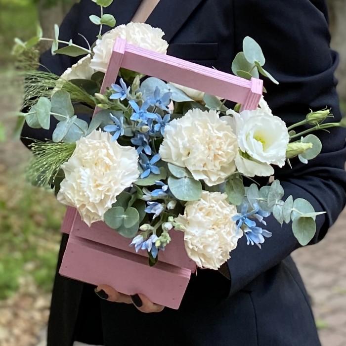 Композиция с диантусами и эустомой в деревянном ящике