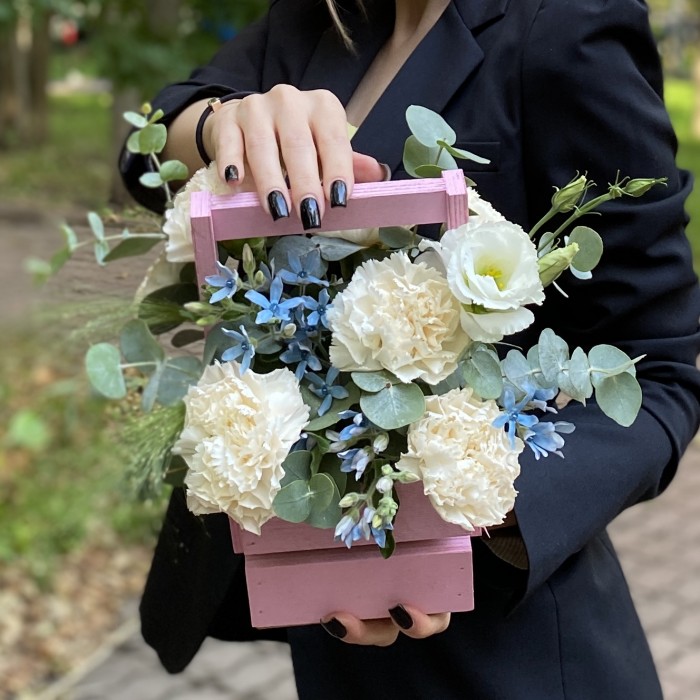 Композиция с диантусами и эустомой в деревянном ящике