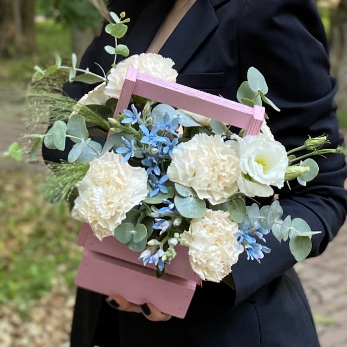 Композиция с диантусами и эустомой в деревянном ящике