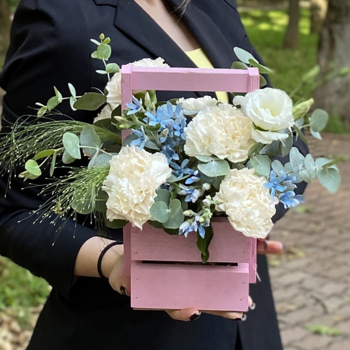 Композиция с диантусами и эустомой в деревянном ящике