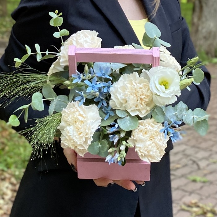 Композиция с диантусами и эустомой в деревянном ящике