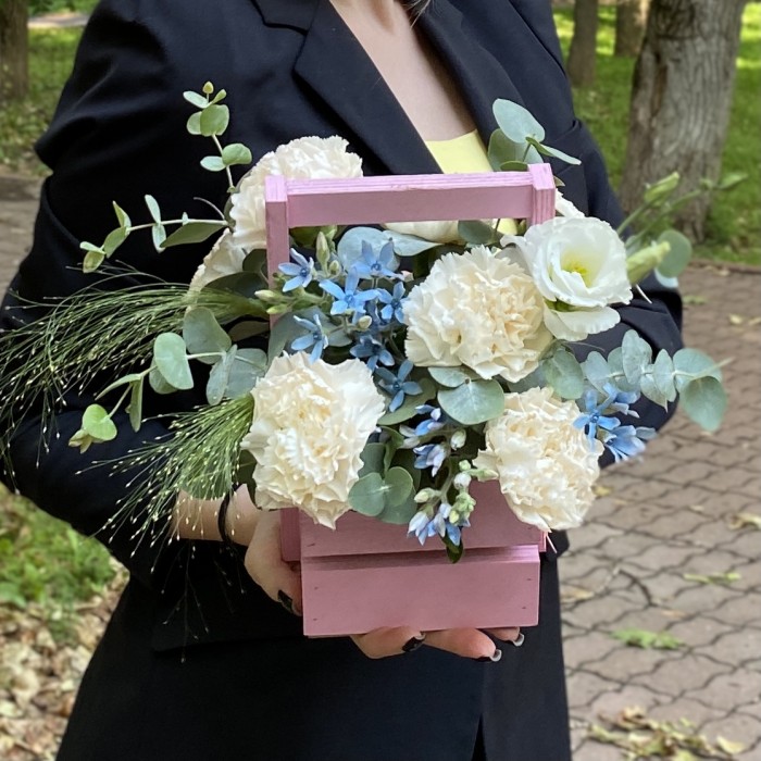 Композиция с диантусами и эустомой в деревянном ящике