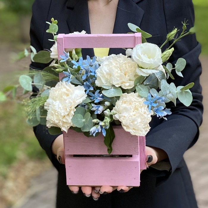 Композиция с диантусами и эустомой в деревянном ящике