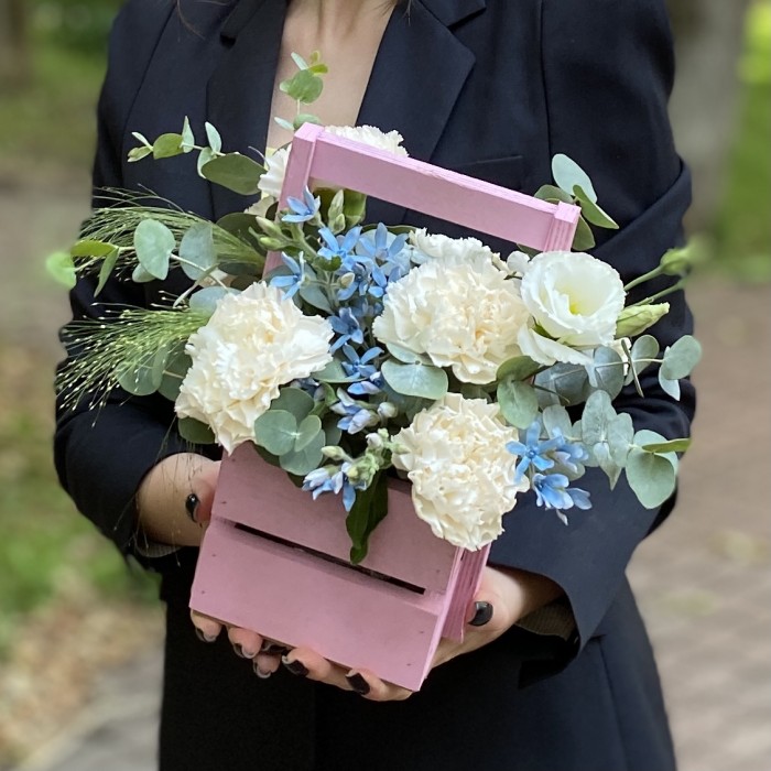 Композиция с диантусами и эустомой в деревянном ящике