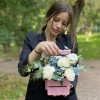 Композиция с диантусами и эустомой в деревянном ящике