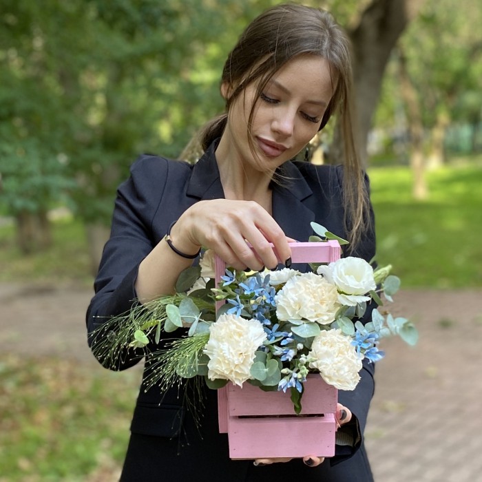 Композиция с диантусами и эустомой в деревянном ящике