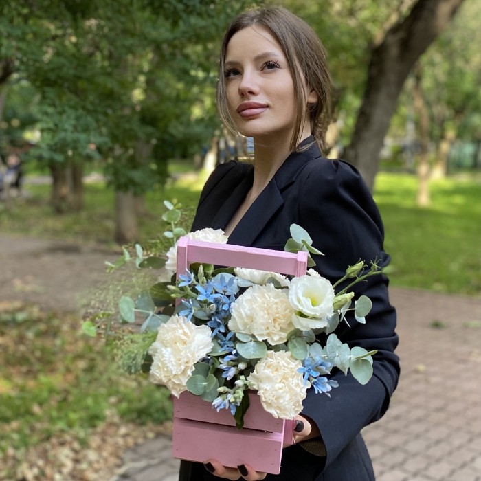 Композиция с диантусами и эустомой в деревянном ящике