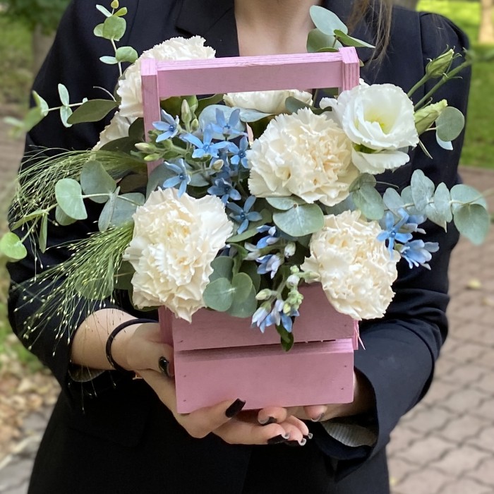 Композиция с диантусами и эустомой в деревянном ящике