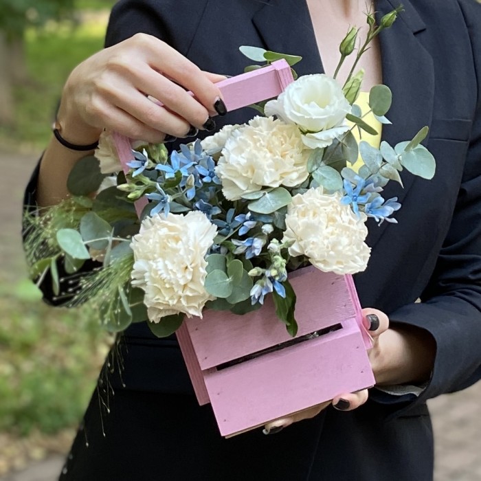 Композиция с диантусами и эустомой в деревянном ящике