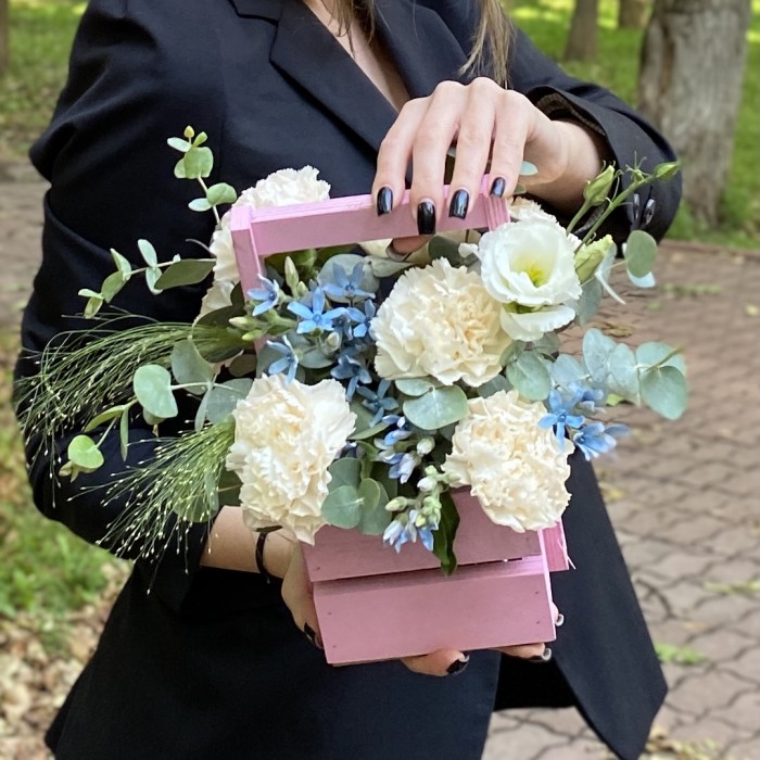 Композиция с диантусами и эустомой в деревянном ящике