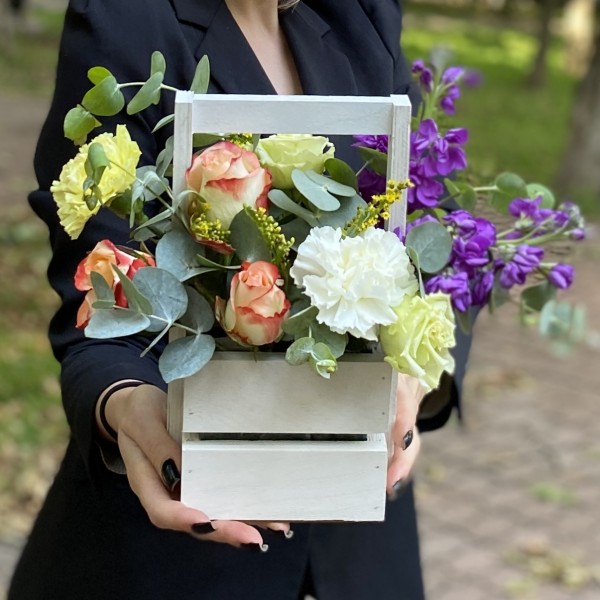 Композиция с диантусами и розами в деревянном ящике