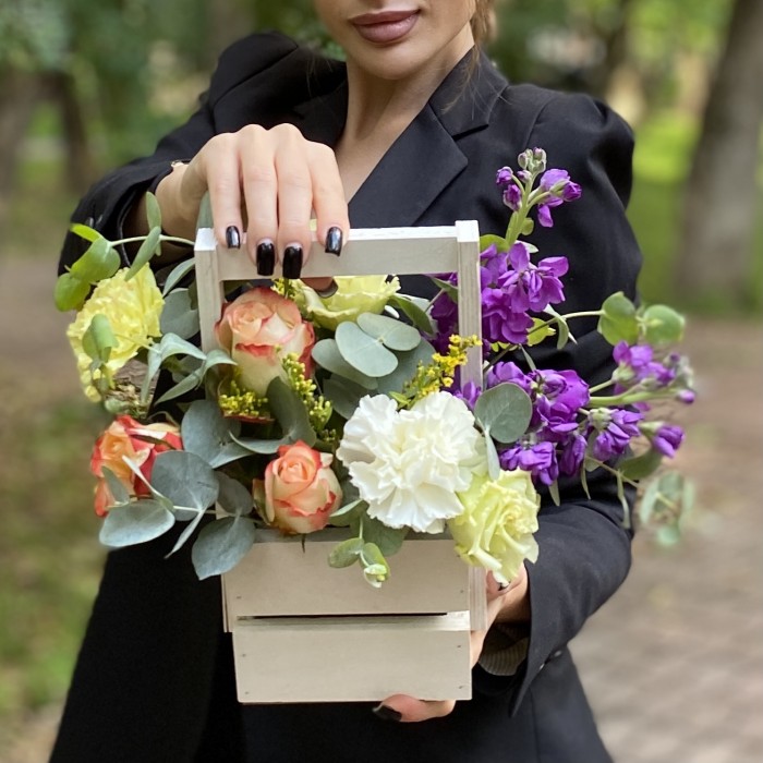 Композиция с диантусами и розами в деревянном ящике