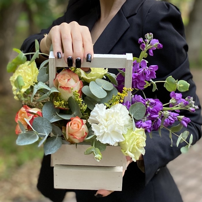 Композиция с диантусами и розами в деревянном ящике