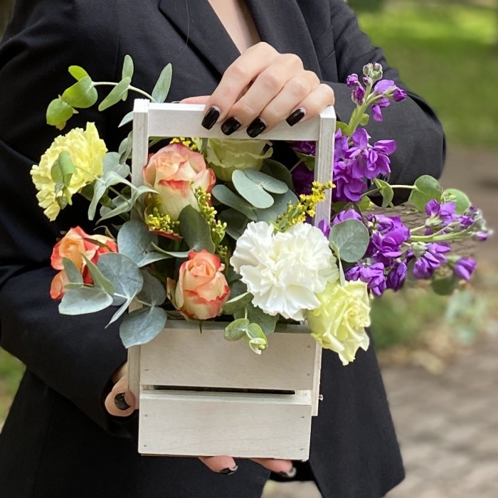 Композиция с диантусами и розами в деревянном ящике