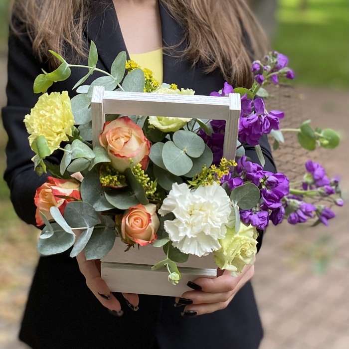 Композиция с диантусами и розами в деревянном ящике