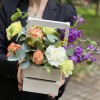 Композиция с диантусами и розами в деревянном ящике