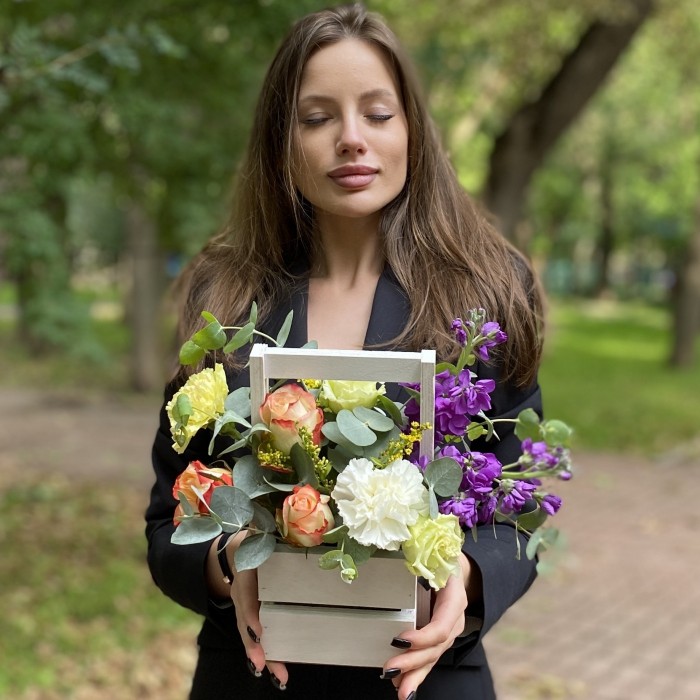 Композиция с диантусами и розами в деревянном ящике