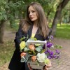 Композиция с диантусами и розами в деревянном ящике