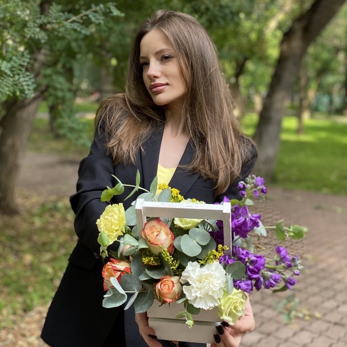 Композиция с диантусами и розами в деревянном ящике