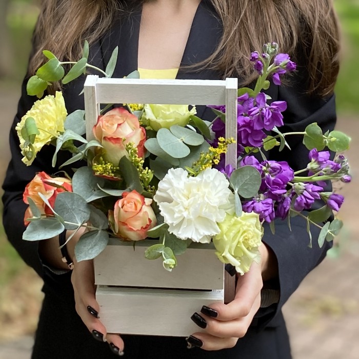 Композиция с диантусами и розами в деревянном ящике