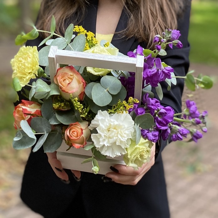 Композиция с диантусами и розами в деревянном ящике