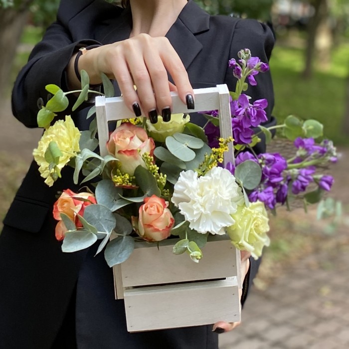 Композиция с диантусами и розами в деревянном ящике