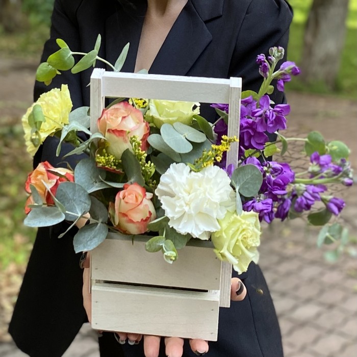 Композиция с диантусами и розами в деревянном ящике