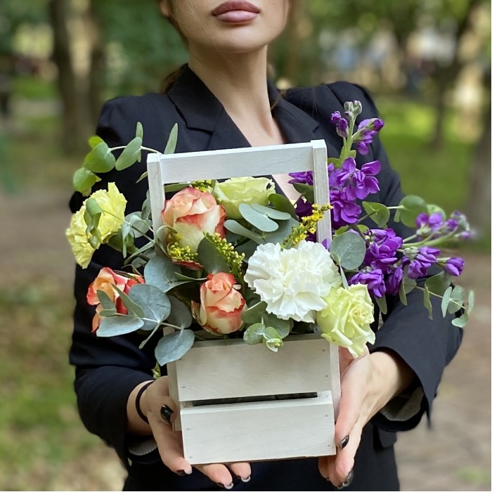 Композиция с диантусами и розами в деревянном ящике