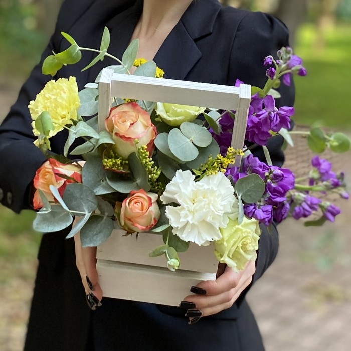 Композиция с диантусами и розами в деревянном ящике